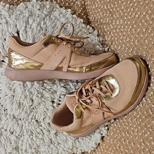 Traq by Alegria Sneakers